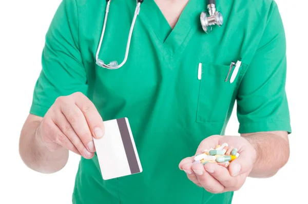 Лікар, лікар або фармацевт тримає таблетки та кредитну картку — стокове фото