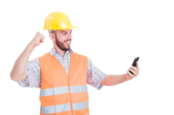 Enojado constructor listo para golpear el teléfono — Foto de Stock