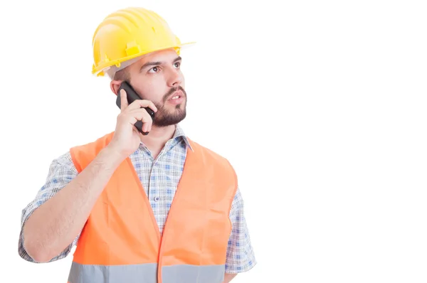 Ingeniero inteligente y moderno hablando en smartphone — Foto de Stock