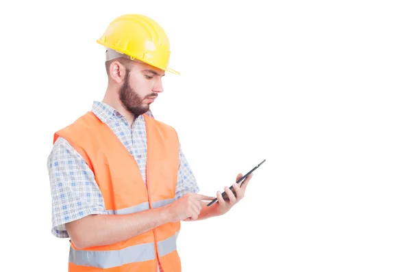 Constructor inteligente y moderno o ingeniero usando tableta — Foto de Stock