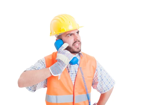 Enojado constructor tener una conversación por teléfono —  Fotos de Stock