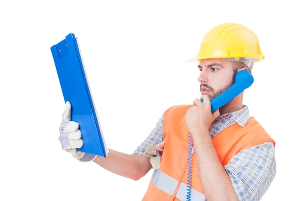 Fleißiger Bauarbeiter mit Telefon auf weißem Kopierplatz — Stockfoto