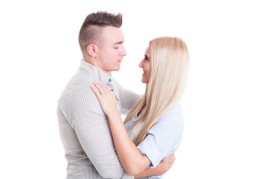 Mutlu genç çifte sarılma ve birbirine bakarak