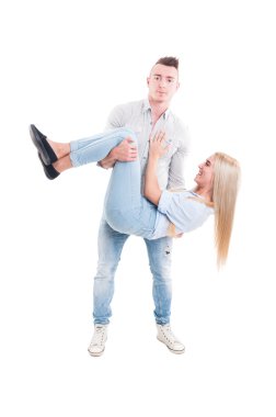 Neşeli adam bırakarak kız eğlenmek için