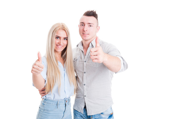 Счастливая молодая пара показывает, как жест
