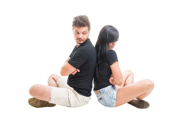 Upprörd eller ledsen par sitter rygg mot rygg — Stockfoto