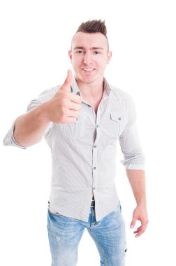 Yakışıklı erkek modeli gösteren gibi veya başparmak-up