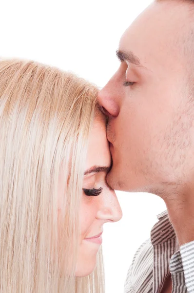 Homem beijando mulher testa — Fotografia de Stock