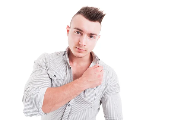 Yound y hombre guapo tocando el cuello de la camisa —  Fotos de Stock