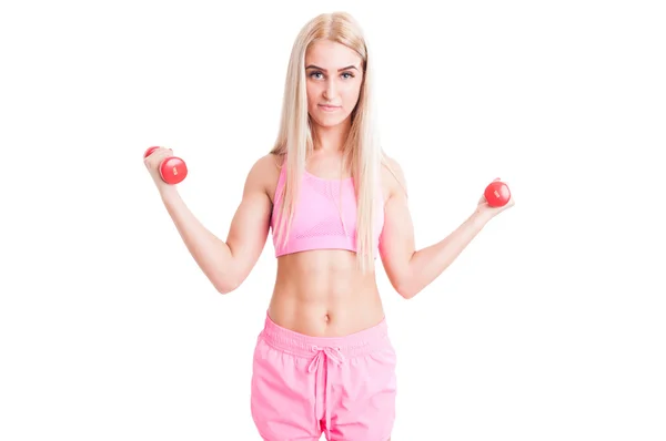 Vacker och ung kvinnlig tränare håller vikter — Stockfoto