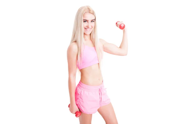 Sexy Fitness-Frau mit schlankem Körper, der Gewichte hält — Stockfoto