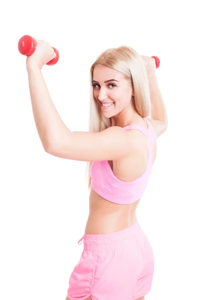 Glückliches Fitness-Mädchen beim Heben von Gewichten — Stockfoto