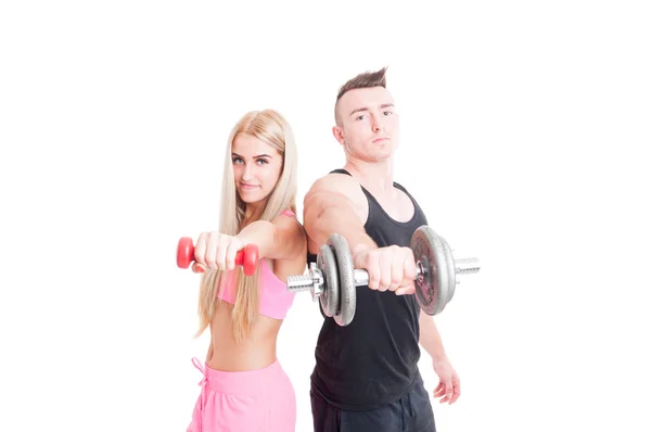 Bodybuilder-Freund mit sexy Fitness-Freundin beim Wiegen — Stockfoto