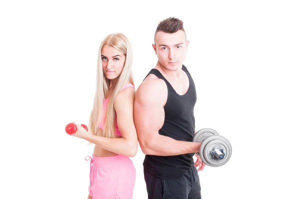 Szép és fiatal fitness pár gazdaság súlyok — Stock Fotó