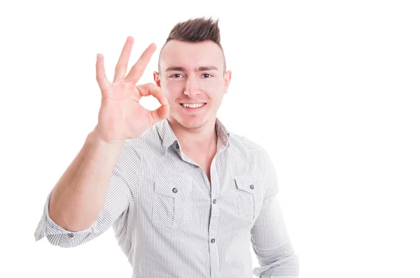 Uomo sorridente che mostra un gesto perfetto o buon segno — Foto Stock