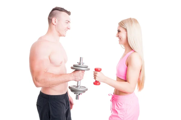 Счастливые активные и спортивные пары поднимают тяжести вместе Стоковая Картинка