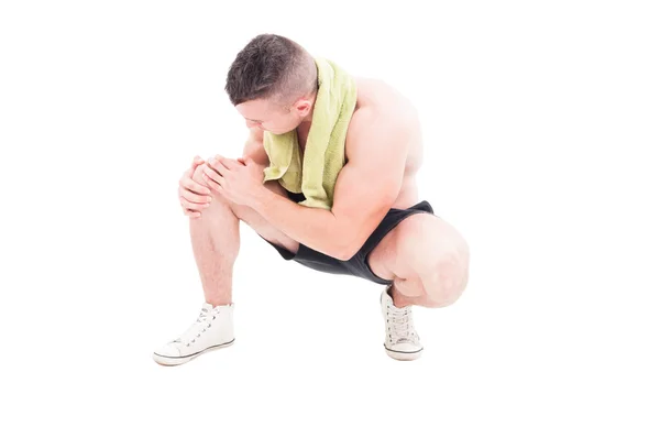 Hombre sosteniendo su herida y dolorosa rodilla — Foto de Stock