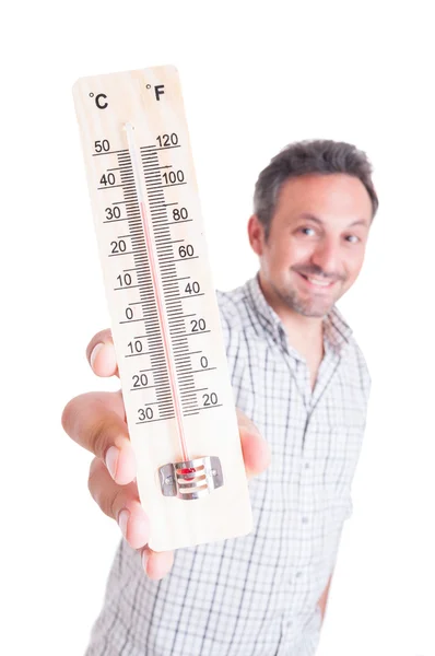 Hombre sonriente sosteniendo el termómetro —  Fotos de Stock