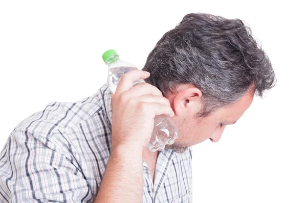 Hombre enfriándose con una botella de agua fría —  Fotos de Stock