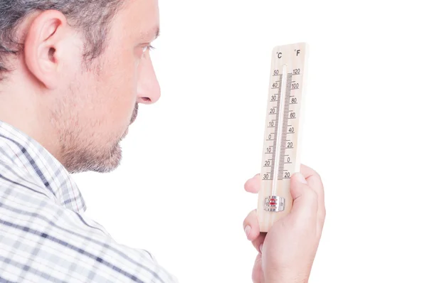 Homem segurando termômetro e temperatura de verificação — Fotografia de Stock