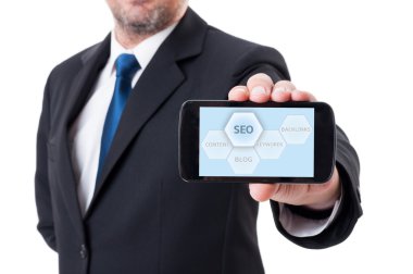 Smartphone ile Seo diyagramı tutan adam