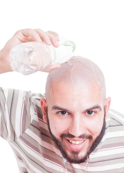 Человек охлаждается, поливая голову водой. — стоковое фото
