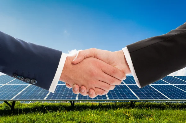 İşadamları karşılıklı solarpower fotovoltaik panel adam üzerinde