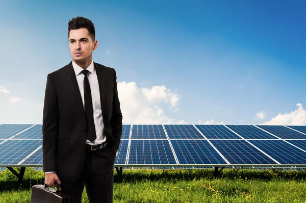 Vendedor ou empresário segurando pasta em painéis de energia solar — Fotografia de Stock