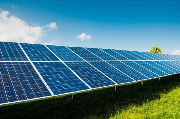 Paneles de energía solar en el cielo azul y espacio de copia — Foto de Stock