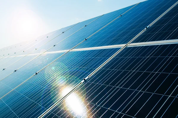 Raios de sol refletindo no painel fotovoltaico de energia solar — Fotografia de Stock