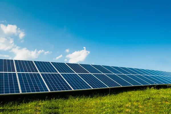Yeşil enerji güneş panelleri açık ile — Stok fotoğraf