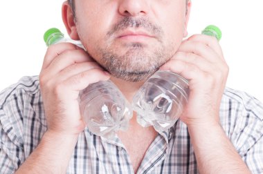 Adamın boynunu soğuk su plastik şişeler kullanarak soğutma