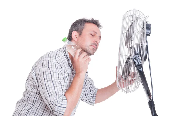 Aşağı soğutma fan üfleme önünde adam