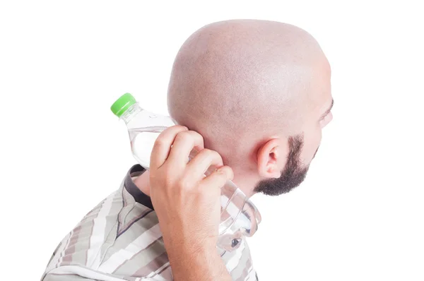 Homem esfriando seu pescoço traseiro com garrafa de água fria — Fotografia de Stock