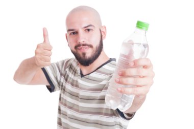 Soğuk su şişe tutan ve jest gibi gösterilen bir adam