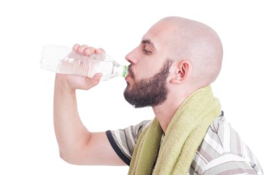Susuz adamın boynunu havlu civarı ile soğuk su içme