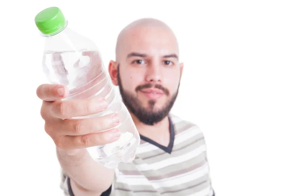 Ember, felajánlás egy műanyag üveg hideg víz — Stock Fotó