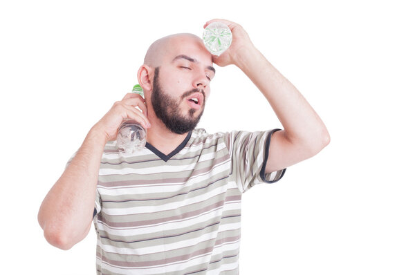 Подогреваемый человек охлаждается с холодной водой пластиковые бутылки
