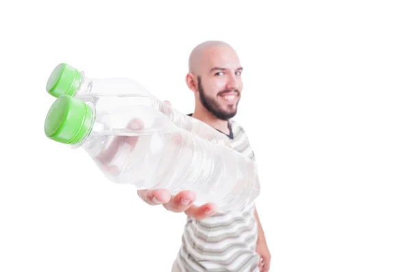 Sonriente hombre sosteniendo dos botellas de agua fría — Foto de Stock