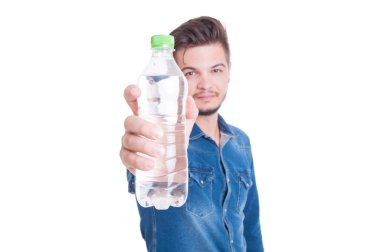 Adam gösteren plastik şişe soğuk su ile