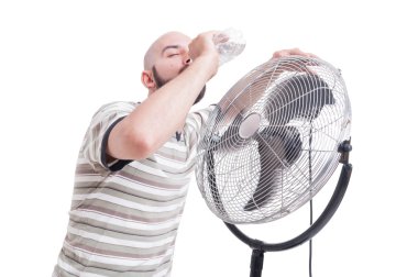 Fan üfleme yakınındaki adam içme suyu