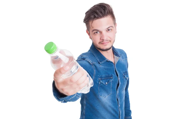 Männliches Modell bietet Flasche kalten Wassers an — Stockfoto