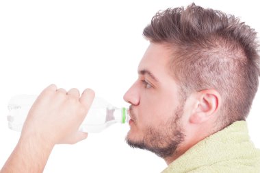 Yaz dehidratasyon kavramı adam içme suyu ile