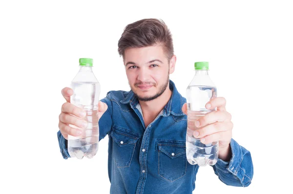 Bello modello maschile con due bottiglie di acqua fredda — Foto Stock