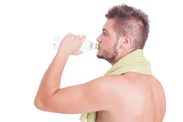 Vista lateral del agua potable del hombre como concepto de deshidratación de verano — Foto de Stock