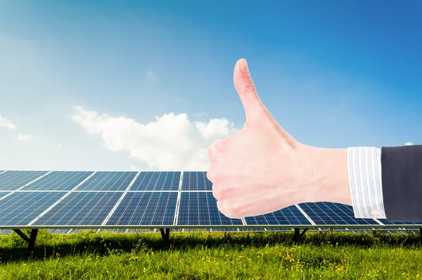Come gesto su impianto elettrico o campo fotovoltaico di fondo — Foto Stock