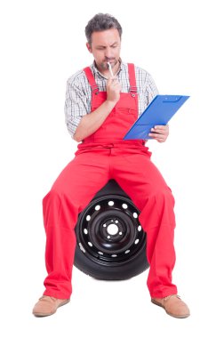 Mutlu mekanik holding Pano ve düşünme