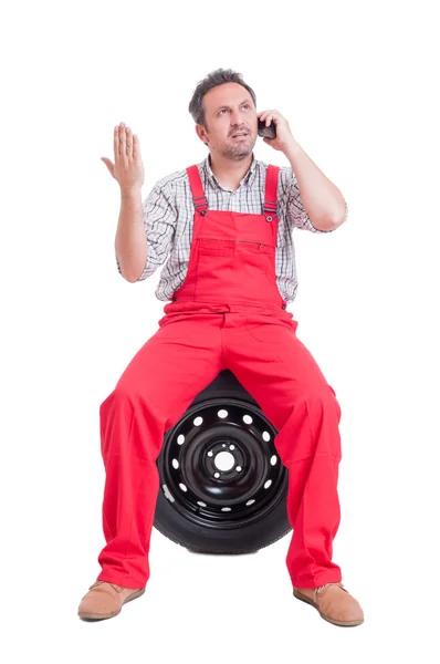 Mechaniker streitet am Telefon — Stockfoto