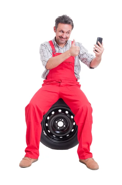 Mechanic making a video call showing like — Stock Photo, Image