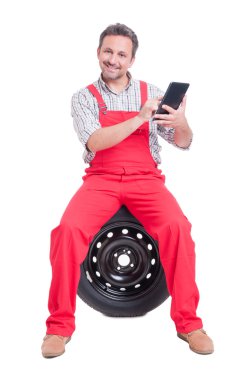 Kablosuz tablet kullanarak dostu gülümseyen makinist